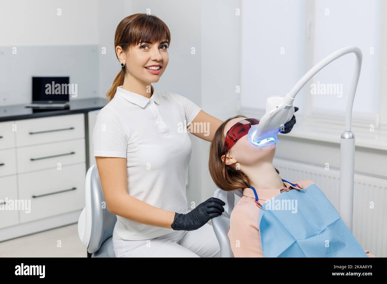 Cómo funciona el proceso de blanqueamiento dental en clínica 4 Blanqueamiento con Lámpara