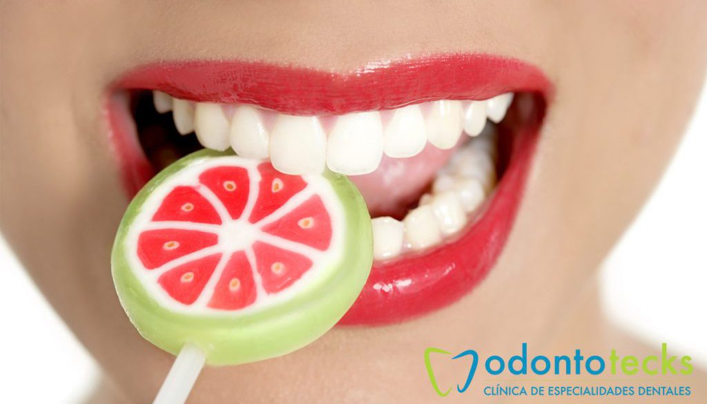 ¿Por qué el café y el té manchan los dientes?