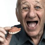 Cuidados bucales para personas con prótesis dentales