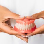 Prótesis dentales removibles vs fijas: ¿cuál elegir?