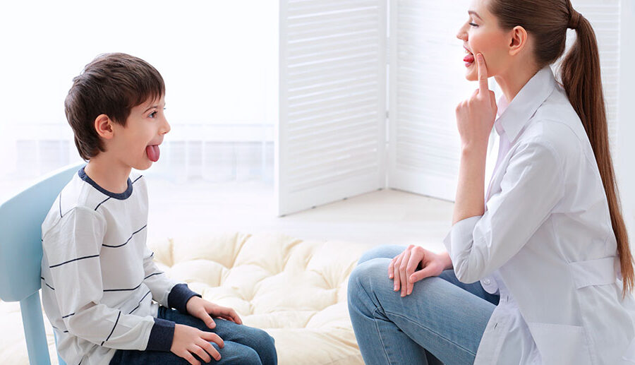 Terapia miofuncional: qué es, para qué sirve y cómo especializarse profesionalmente 2 Terapia miofuncional adulta con niño