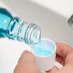 Beneficios de usar enjuague bucal para prevenir enfermedades